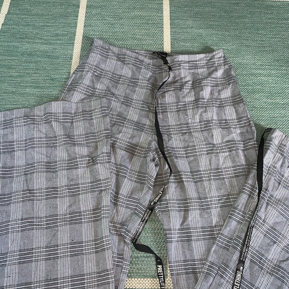 Pretty Little Thing pants - Picture 3 of 3